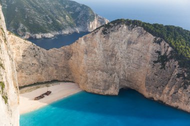 Yunanistan 'ın Zakynthos adasındaki güzel Navagio plajının ideal manzarası. Kayalıklar beyaz kayadan, denizin suyu derin bir mavi ve beyaz kumdan plajdır.