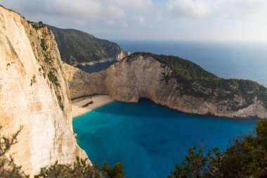 Yunanistan 'ın Zakynthos adasındaki güzel Navagio plajının ideal manzarası. Kayalıklar beyaz kayadan, denizin suyu derin bir mavi ve beyaz kumdan plajdır.