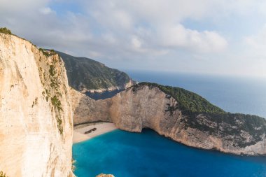 Yunanistan 'ın Zakynthos adasındaki güzel Navagio plajının ideal manzarası. Kayalıklar beyaz kayadan, denizin suyu derin bir mavi ve beyaz kumdan plajdır.