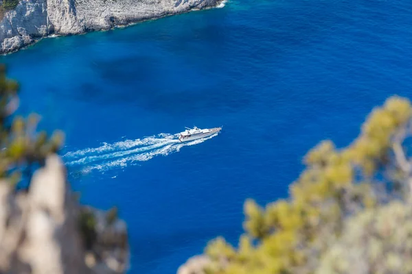 Yacht Soars Deep Blue Sea Beautiful Navagio Beach Island Zakynthos — Stock Photo, Image