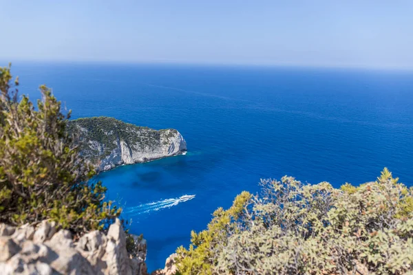 Yacht Vola Mare Blu Vicino Alla Bellissima Spiaggia Navagio Sull — Foto Stock