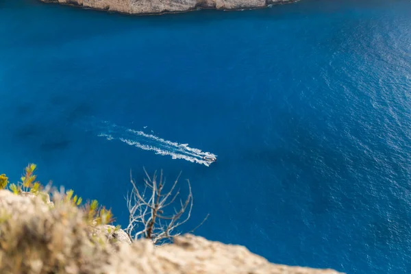 Sürat Teknesi Yunanistan Zakynthos Adasındaki Güzel Navagio Plajının Yakınındaki Derin — Stok fotoğraf