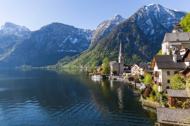 Güzel güneşli bir günde, ünlü eski kasaba Hallstatt ve alp mavisi gölün klasik manzarası, Salzkammergut, Avusturya