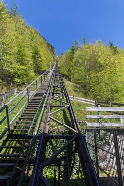 Teleferiğin demir yapısı Hallstatt bakış açısına çıkıyor.