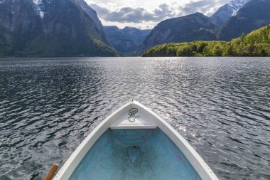 Avustralya 'da dağların arasında beyaz bir teknenin pruvasının bir parçası.
