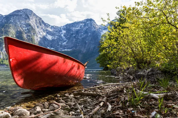 Червоний Човен Застряг Березі Озера Між Горами — стокове фото