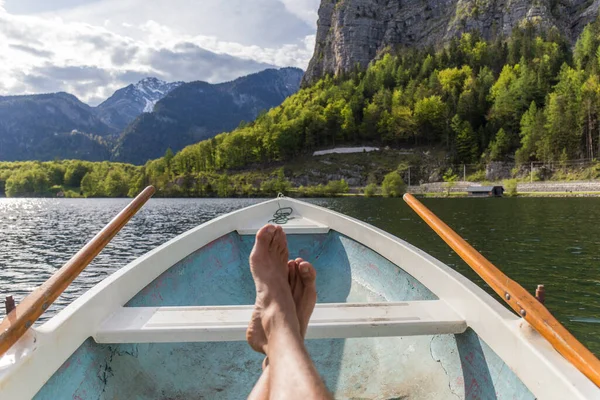 Голі Ноги Людини Човні Пливе Озері Австрійському Тиролі — стокове фото