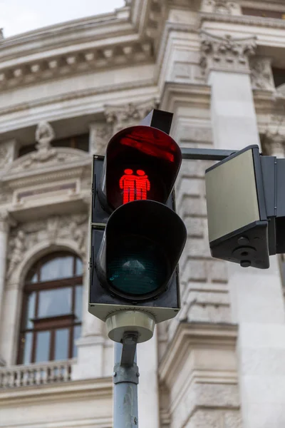 Piros Közlekedési Lámpa Egy Ölelkező Párral Bécsben Stock Kép