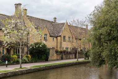 Nehrin kıyısındaki taş evler