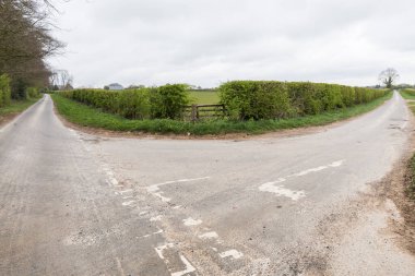 Kırsal bir yolun yol ayrımı