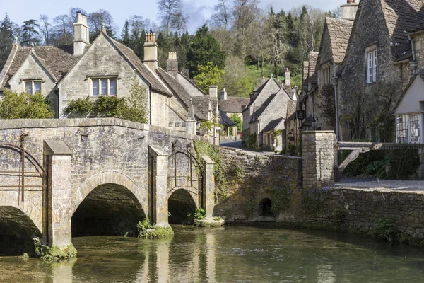 Villaggio Pietra Con Tipiche Case Inglesi Vicino Fiume Con Ponte — Foto Stock