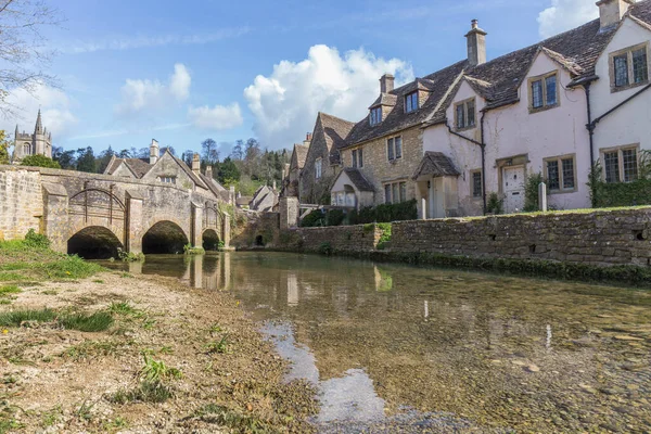 Villaggio Pietra Con Tipiche Case Inglesi Vicino Fiume Con Ponte — Foto Stock