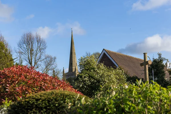 Entre Arbustos Plantas Podemos Ver Telhado Uma Igreja Sul Inglaterra — Fotografia de Stock