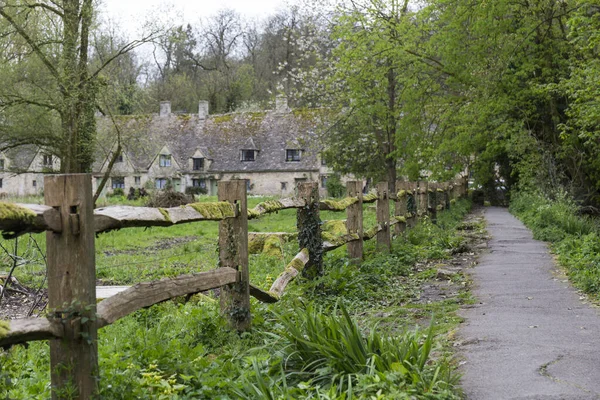 Bibury Uma Aldeia Sul Inglaterra Com Belas Casas Pedra Rodeada — Fotografia de Stock