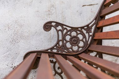 Süslü bir demir ve ahşap bankın yakın çekimi
