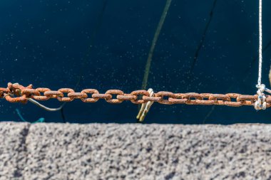 Paslı port demir zinciri