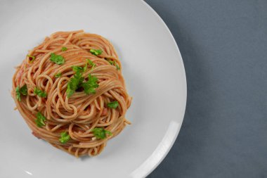 Domuz jambonlu kırmızı soslu spagetti.