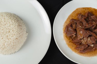 Yunan yemek Stifado, kuzu ile yapılan ve Yunan salatası ile devam eder. Ayrıca sığır eti veya oyun ile yapılabilir