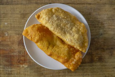 Domates ve avokado soslu kızarmış Latin Amerika böreği. Üst görünüm.