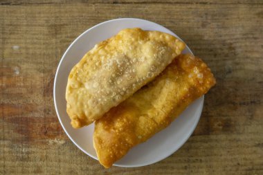 Domates ve avokado soslu kızarmış Latin Amerika böreği. Üst görünüm.