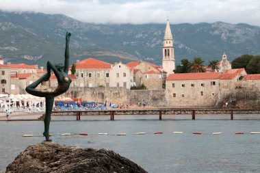 Bale Dansçısı Heykeli & Karadağ 'ın eski Budva kenti