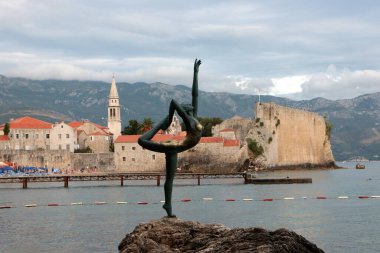 Bale Dansçısı Heykeli & Karadağ 'ın eski Budva kenti