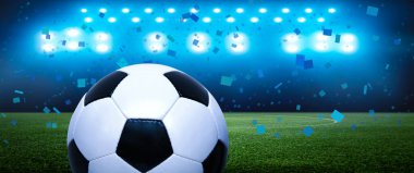 Futbol stadyumu, parlak ışıklar, saha manzarası. Futbol konsepti