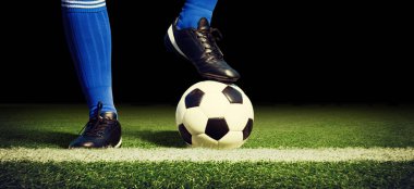 Futbol stadyumu, parlak ışıklar, saha manzarası. Futbol konsepti