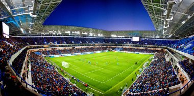 Futbol stadyumu, parlak ışıklar, saha manzarası. Futbol konsepti