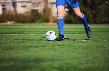 Avrupa futbolu iptal konsepti. Koronavirüs maskeli top