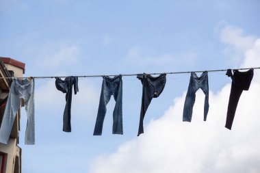 Kot pantolonlar gökyüzünde asılı