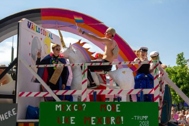 Lund, İsveç - 19 Mayıs 2018: Donald Trump, Vladimir Putin vs. ile ilgili siyasi mesajlarla dolu bir geçit töreni.