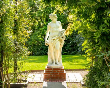 Kivik, İsveç - 10 Eylül. 2017: Yeşil bahçede güneşli mermer heykel.