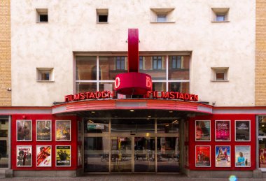 Malmö, İsveç - 1 Temmuz 2018: Sf Bio Filmstaden sinemasının Storgatan, Malmö, İsveç 'teki film posterleriyle süslenmiş kırmızı girişi.