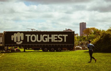 Malmö, İsveç - 11 Mayıs 2019: 2019 Limhamnsfaltet, Malmö 'deki en zorlu yarış sırasında en sert logolu bir römork