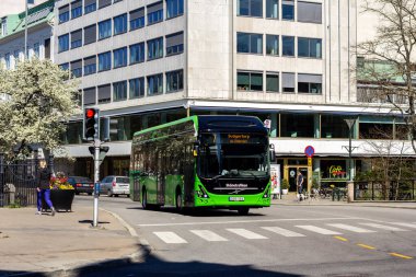 Malmö, İsveç - 22 Nisan 2019: Malm 'da 7. karayolundaki ilk tam teşekküllü otobüslerden biri. Volvo yapımı ve Sknetrafiken tarafından işletiliyor..