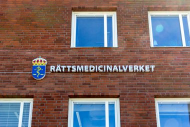 Lund, İsveç - 11 Mayıs 2019: Rattsmedicinalverket (Adli Tıp Departmanı) imzası, İsveç 'in Skane kentindeki Lund hastanesindeki binalarına monte edildi..