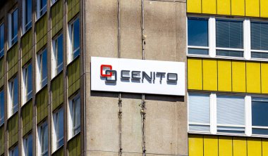 Malmö, İsveç - 20 Temmuz 2019: İsveç şehir merkezindeki bir ofis binasına Cenito adında beyaz bir şirket logosu asıldı.