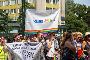 Malmö, İsveç - 20 Temmuz 2019: Çelişkili mesajlar (Polis herkese karşı gurur polisi lgtb mültecilerini kovuyor) İsveç 'in Malmö kentinde düzenlenen yıllık onur yürüyüşü sırasında.