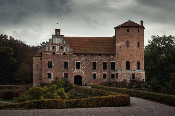 Das Renaissanceschloss Torup Aus Rotem Backstein Steht Inmitten Eines Waldes — Stockfoto