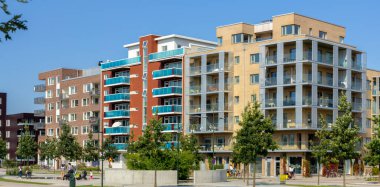Malmö, İsveç - 9 Ağustos 2017: İsveç 'in Malmö kentinde Vstra hamnen adı verilen bölgede balkonları olan parlak renkli, yeni yapılmış konut binaları