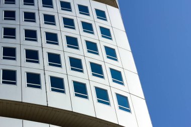 Malmö, İsveç - 20 Temmuz 2018: Koyu mavi gökyüzü üzerindeki ultra modern gökdelenin neredeyse soyut cephesi