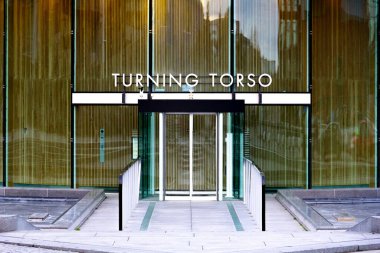 Malmö, İsveç - 25 Kasım 2018: Katı, aşırı modern, cam cephe ve İsveç 'in en yüksek binası Turning Torso' nun girişi, Santiago Calatrava tarafından tasarlandı..