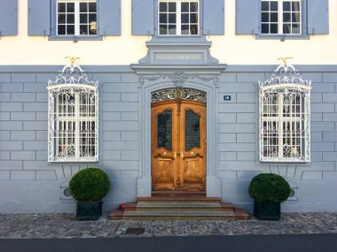 Bern, Schweiz - 17 Temmuz 2017: Bern 'deki Augustiner Hof binasına ahşap kapılı büyük bir giriş
