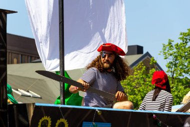 Lund, İsveç - 19 Mayıs 2018: Genç bir erkek öğrenci geçit töreninde korsan gibi giyinmiş.