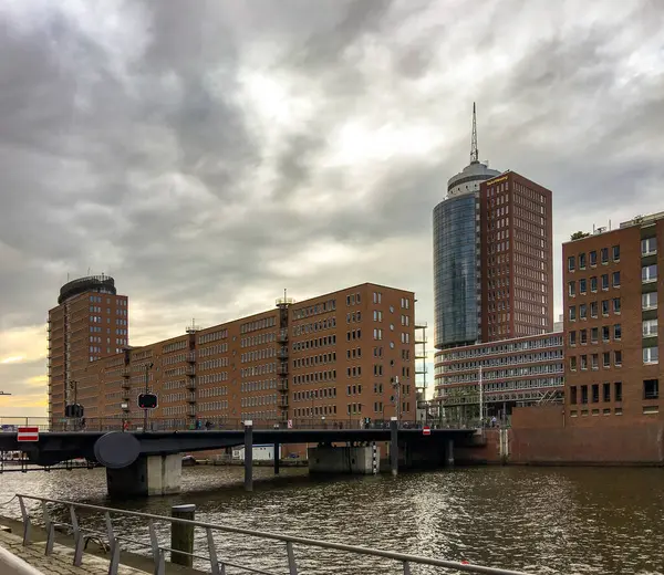 ドイツ ハンブルクのHafencityとSpeicherstadtの近代的な建物や高層ビルの上の都市 — ストック写真