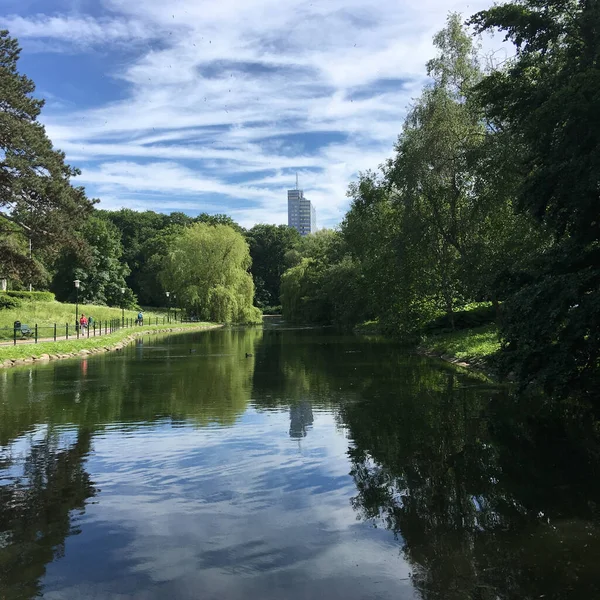 Malmö Zweden Juni 2017 Blauwe Wolkenkrabber Kronprinsen Kroonprins Weerkaatst Vijver — Stockfoto