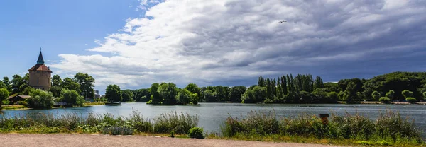 Sveç Malmö Deki Halka Açık Parkta Pildammsparken Gölü Üzerinde Bir Telifsiz Stok Fotoğraflar