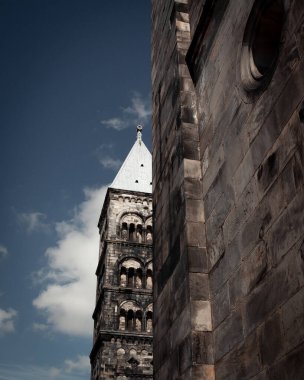 Lund Katedrali 'nin çan kulelerinden biri mavi yaz gökyüzüne uzanıyor..