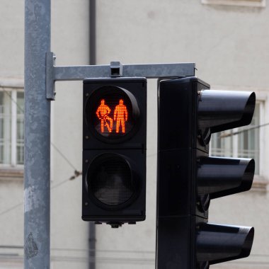 Avusturya, Viyana 'daki bisiklet ve yayalar için kırmızı bir trafik ışığı birleştirilmiş resmi gösteriyor